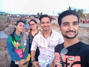 Basant Bhatt Instagram - Meeting friends is another kind of therapy 🤩
Specially Meeting my lovely brother @rushirajpawar_official after so long 
Lots of love ❤️ brother and both my sisters 👯‍♀️