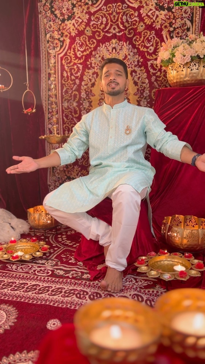 Basant Bhatt - 36.2K Likes - Can’t even think of comparing myself to the great @kailashkher but I just had this wish since years to attempt this song and see if I can pull this up☺️.
If you like this then let me know in the comments I’ll upload the second part of the song which I recorded.
Thank you @conquerphotographystudio for encouraging me to sing this one.
Studio and light by @conquerphotographystudio