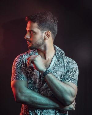 Basant Bhatt Instagram - Once you discover your light, you will be unbeatable for any battlefield. .
.
In frame @kingbasantbhatt 
Studio @conquerphotographystudio .
#basantbhatt #conquerstudio