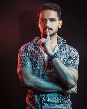 Basant Bhatt Instagram - Once you discover your light, you will be unbeatable for any battlefield. .
.
In frame @kingbasantbhatt 
Studio @conquerphotographystudio .
#basantbhatt #conquerstudio