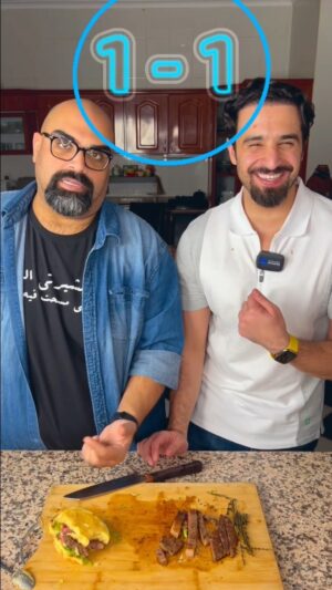 Bashar Al-Jazzaf Instagram - هذا الجزء الثاني من طباخي مع الشيف بوهارون .. بس هالمرة الصمونه الستيك مالته .. 

طبخت مع الشيف العجيب @chef_daddy_q8 سندويشتي العجيبه (تحريكة ضرس) و كان المتذوق العظيم عماد الزنكوي حاضر هالتجربة @emad_zankawi و الحمدلله كلنا الآن نتحمد لبعض بالسلامه .. لا جد والله صج خوش صمووونه والله جربوها .. اخذو المقادير و جربوها .. بعدين الشيف سوالنا ستيكات صجية ذبحنا فيها صراحه شي جبااااار ✨✨✨✨

و يعطيه العافية مصورنا اللي صورنا و منتج الطبخات @a_bu3oyan