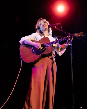 Basia Bulat Instagram - Tickets for The Garden Tour are on sale now 🥰💐🌸

📸: @chillrobbieg 💚
