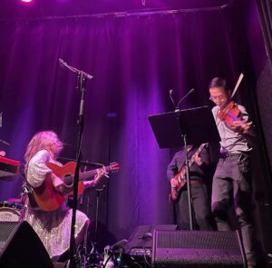 Basia Bulat Instagram - What a memorable night in Regina ❤️ Edmonton, we’ll see you this evening! 🌸🌸
📸: @reginafolkfest