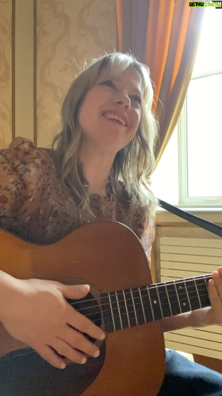 Basia Bulat - 521 Likes - Here’s a bit of what my backstage vibe is like 😉
Excited for this weeks shows in my old stomping grounds ! ❤️❤️❤️
13 April St David’s Ontario @ravinevineyard
14 April Paris Ontario @dtconcertseries
15 April London Ontario @theaeolian
Ps - a lot of people have been asking me about my guitar. It’s a Martin 00-18 and got it from the wonderful folks at @retrofret ❤️