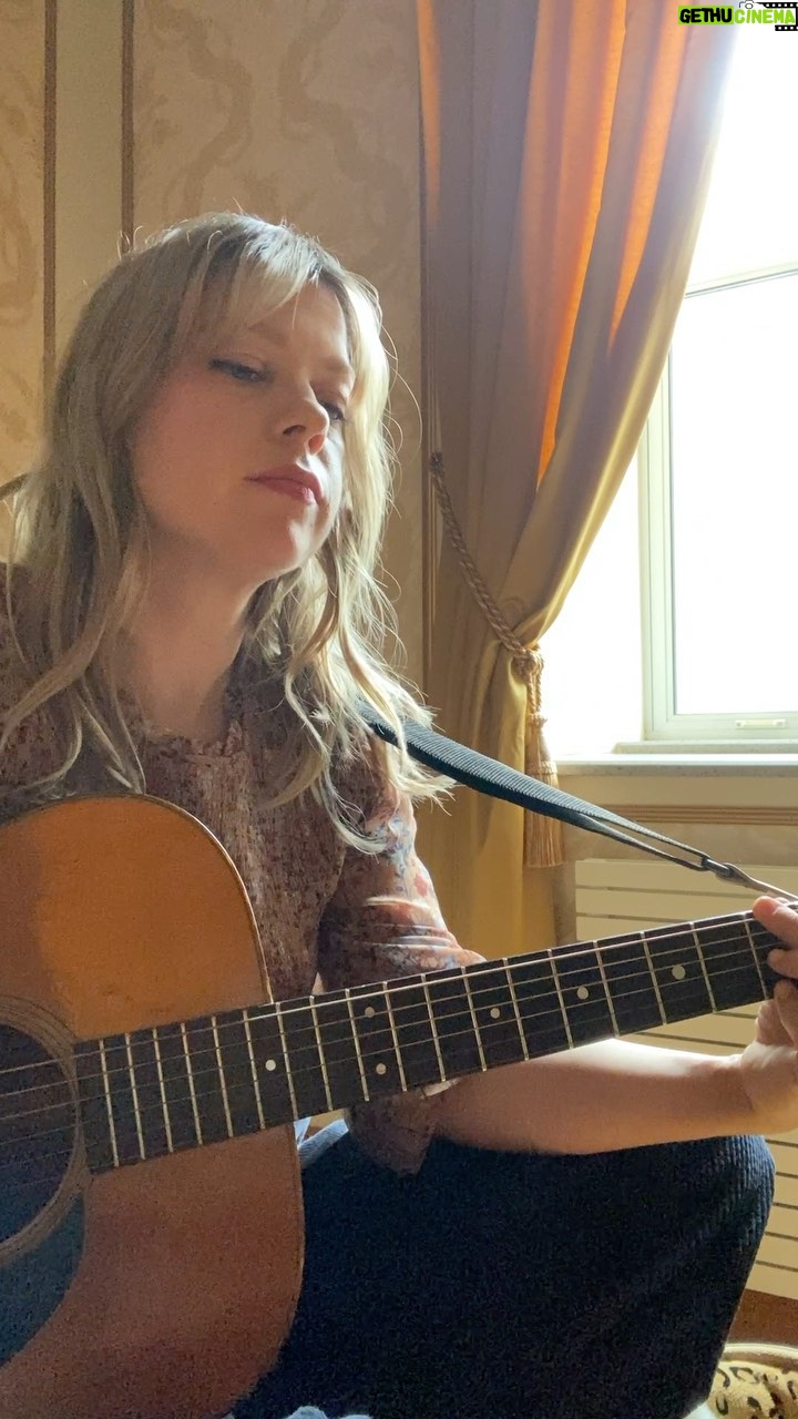 Basia Bulat - 861 Likes - 🌷Been hiding away working on something special that I can’t wait to share soon - so here’s me singing some willie nelson behind the scenes in the meantime 💕