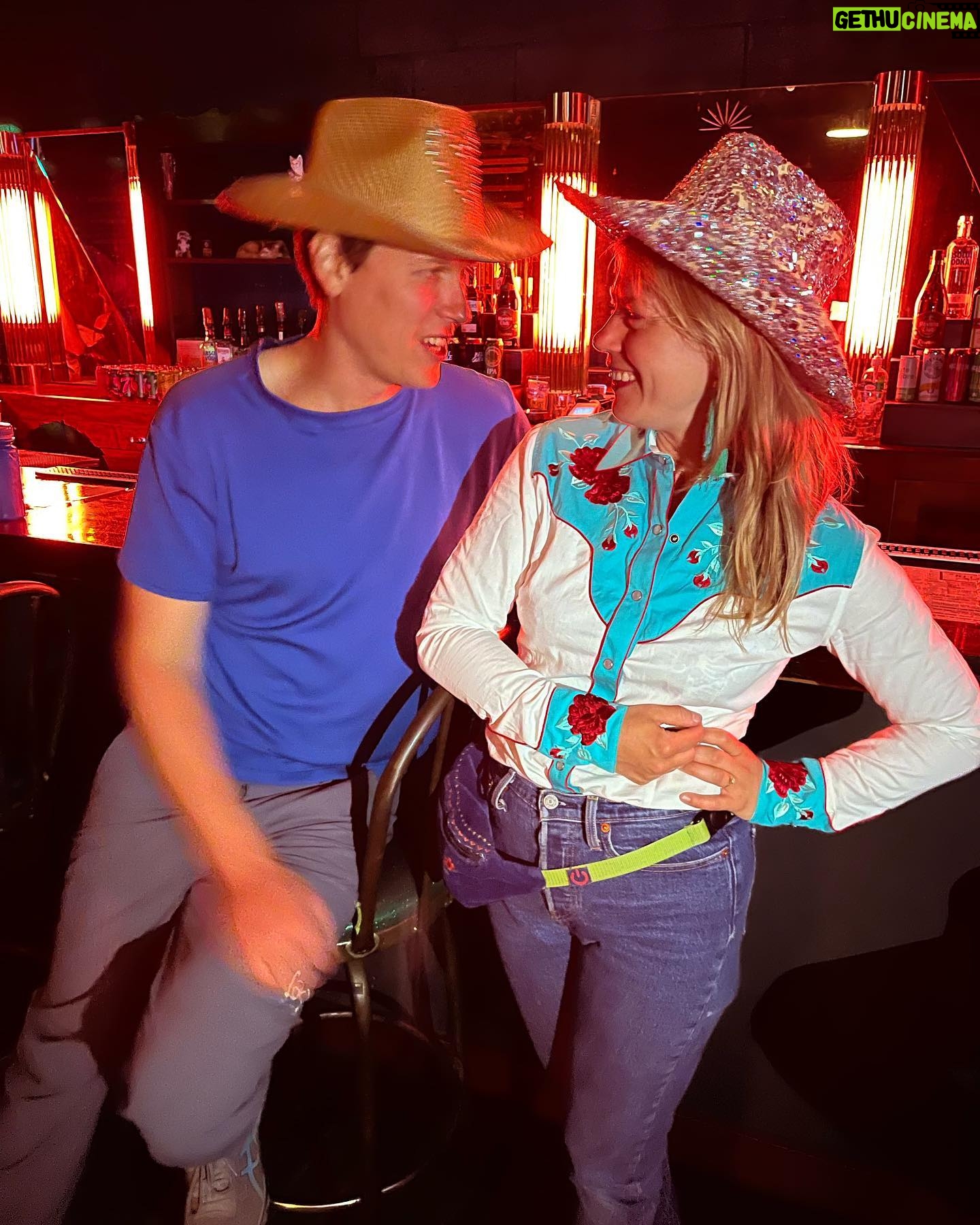 Basia Bulat - 381 Likes - Got all dressed up for the first Wood Andrews show @woodandrewspei with @raveenofficial and @rapallomusic 🤠
Special thanks to @vandersiebes @constancemassicotte @lacostebrigitte @dorishiff and especially my mama for babysitting ❤️