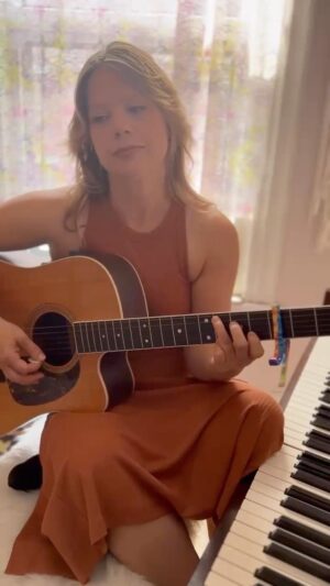 Basia Bulat Instagram - Ma tournée québécoise commence jeudi à Brossard, avec @maude_audet à @leclubdix30 🌸 Car c’est ma première tournée de Québec je suis vraiment touchée de savoir qu’il y a des spectacles complet en avance, merci ❤️ je vais chanter des chansons de toutes mes albums et quelques reprises aussi - ici c’est un petit peu de « Take my Hand » du nouvel album Motewolonuwok de Jeremy Dutcher qui est disponible maintenant. Je retourne à ce chanson plusieurs fois pendant ces derniers jours en priant pour la paix et j’espère que ça pourrai être un petit offrande de beauté et amour aujourd’hui 

My tour of Quebec starts this Thursday in Brossard at @leclubdix30 ❤️ I’m very touched that some of the shows are already sold out in advance - I’ll be playing songs from across all my albums and trying some of my favorite covers and collaborations. This is Jeremy Dutcher’s “Take my hand” from his beautiful new album Motewolonuwok which is out now. I keep coming back to it in recent days, meditating on its offering of love and praying for peace.