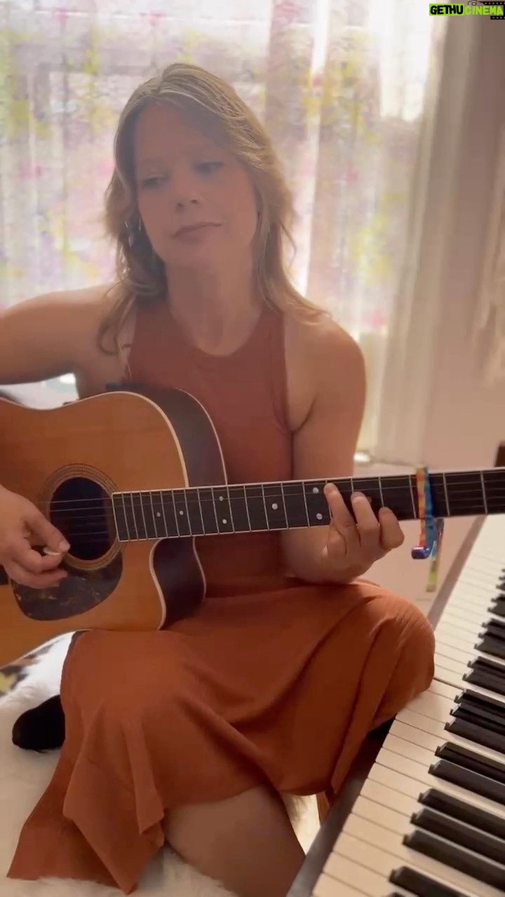Basia Bulat - 402 Likes - Ma tournée québécoise commence jeudi à Brossard, avec @maude_audet à @leclubdix30 🌸 Car c’est ma première tournée de Québec je suis vraiment touchée de savoir qu’il y a des spectacles complet en avance, merci ❤️ je vais chanter des chansons de toutes mes albums et quelques reprises aussi - ici c’est un petit peu de « Take my Hand » du nouvel album Motewolonuwok de Jeremy Dutcher qui est disponible maintenant. Je retourne à ce chanson plusieurs fois pendant ces derniers jours en priant pour la paix et j’espère que ça pourrai être un petit offrande de beauté et amour aujourd’hui
My tour of Quebec starts this Thursday in Brossard at @leclubdix30 ❤️ I’m very touched that some of the shows are already sold out in advance - I’ll be playing songs from across all my albums and trying some of my favorite covers and collaborations. This is Jeremy Dutcher’s “Take my hand” from his beautiful new album Motewolonuwok which is out now. I keep coming back to it in recent days, meditating on its offering of love and praying for peace.
