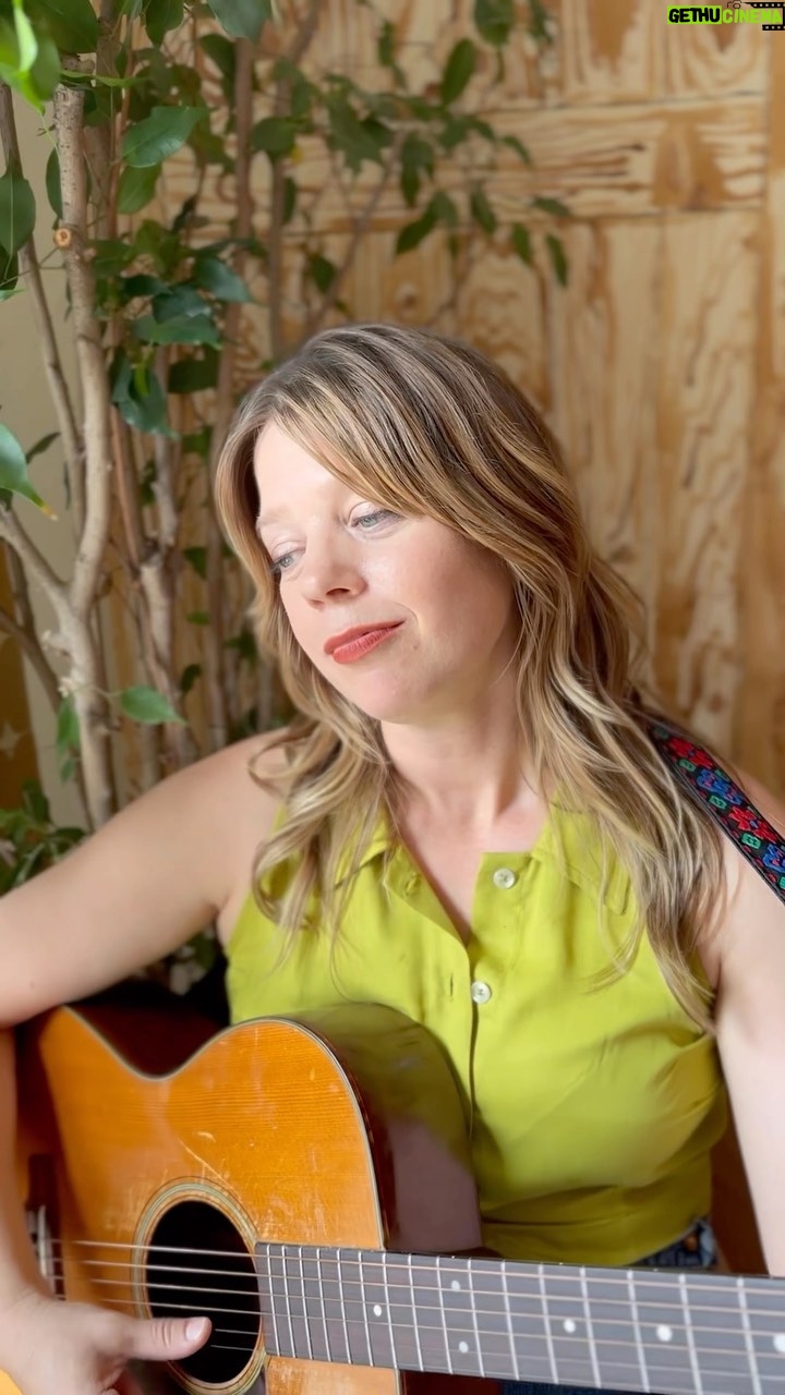 Basia Bulat - 350 Likes - “Attends j’ai quelque chose à te dire” 😂 Faites vite, il reste plus que quelques billets en vente pour mes spectacles à Québec et Verdun cet automne 🍂🍂
///
There are only a few tickets left in Québec and Verdun this fall! Link in bio 💕💕
Oct 19 - Brossard, QC - Le Club DIX30
Oct 20 - Sherbrooke, QC - Centre culturel de l’université de Sherbrooke - COMPLET
Oct 22 - Sainte-Adèle, QC - Place des citoyens*
Oct 26 - Drummondville, QC - Maison des arts Desjardins Drummondville
Oct 27 - Saint-Casimir, QC - Théâtre des Grands Bois
Oct 28 - Trois-Rivières, QC - Salle Anaïs-Allard-Rousseau
Nov 4 - Aurora, ON - Aurora Cultural Centre
Nov 11 - Chicoutimi, QC - Bistro Café Summum
Nov 16 - Verdun, QC - Quai 5160 - LOW TICKETS
Nov 18 - Québec, QC - Théâtre Petit Champlain - LOW TICKETS
Nov 24 - Joliette, QC - Musée d’art de Joliette*
Jan 26, 2024 - Waterloo, QC - Maison de la Culture de Waterloo
Jan 27, 2024 - Richmond, QC - Centre d’art de Richmond
Feb 8, 2024 - Shawinigan, QC - Maison de la culture Francis-Brisson
*solo performance