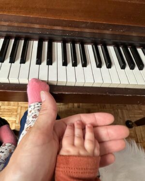 Basia Bulat Instagram - Piano hands (and feet) 🥹