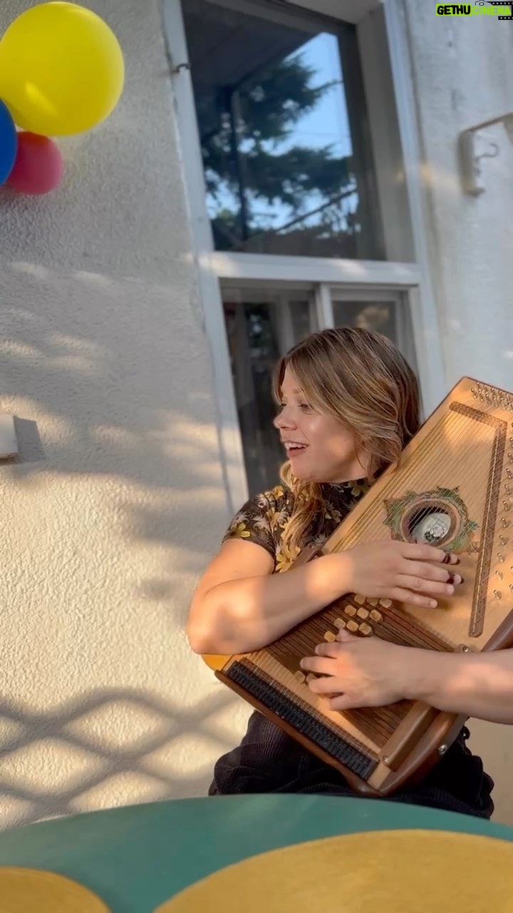 Basia Bulat - 819 Likes - Ma petite fille m’enseigne sa chanson français préférée 🥹
…..
My little girl teaching me one of her favorite songs in French ❤️
En tournée cet automne:
Sep 20 - Burlington, ON - Royal Botanical Gardens w/ Sarah Harmer
Oct 19 - Brossard, QC - Le Club DIX30
Oct 20 - Sherbrooke, QC - Centre culturel de l’université de Sherbrooke
Oct 22 - Sainte-Adèle, QC - Place des citoyens*
Oct 26 - Drummondville, QC - Maison des arts Desjardins Drummondville
Oct 27 - Saint-Casimir, QC - Théâtre des Grands Bois
Oct 28 - Trois-Rivières, QC - Salle Anaïs-Allard-Rousseau
Nov 4 - Aurora, ON - Aurora Cultural Centre
Nov 11 - Chicoutimi, QC - Bistro Café Summum
Nov 16 - Verdun, QC - Quai 5160
Nov 18 - Québec, QC - Théâtre Petit Champlain
Nov 24 - Joliette, QC - Musée d’art de Joliette*
Jan 26, 2024 - Waterloo, QC - Maison de la Culture de Waterloo
Jan 27, 2024 - Richmond, QC - Centre d’art de Richmond
Feb 8, 2024 - Shawinigan, QC - Maison de la culture Francis-Brisson
*solo performance