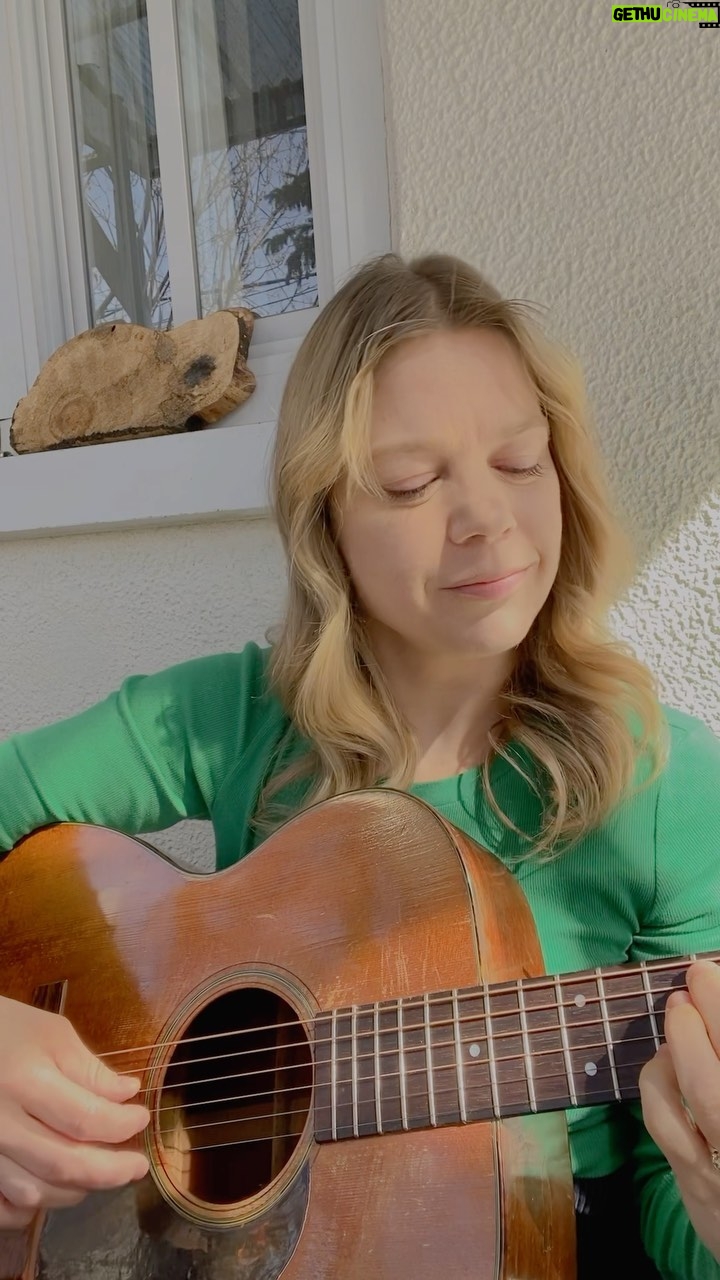 Basia Bulat - 1K Likes - Excited for next week’s shows with @mtjoyband so I felt like playing a little cover of their song « strangers » 🌻🌻🌻
April 3 - Toronto - Sold Out
April 4 - Toronto - Limited Tickets
April 5 - Ottawa - Sold Out
April 6 - Montreal - Sold Out