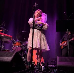 Basia Bulat Instagram - What a memorable night in Regina ❤️ Edmonton, we’ll see you this evening! 🌸🌸
📸: @reginafolkfest