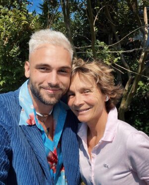 Bastien Grimal Instagram - Bonne fête ma petite maman chérie ❤️
Je décolle là je viens te voir vite👩‍👦
@madamegrimal