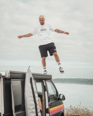 Bastien Grimal Instagram - Les vandates se passent bien… à dimanche 😍
Outfit @robedikappa_official 
🎁 Code promo en story
📸 @hugo_loos 

Collaboration commerciale