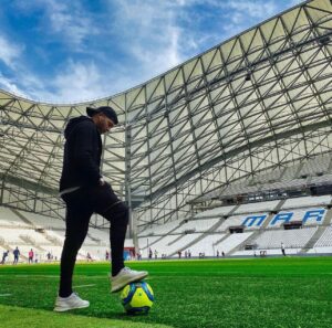 Bastien Muñez Instagram - 💥Gagne tes places Pour OM NICE 💥
.
Les amis , avec l’ @orangevelodrome, nous vous faisons gagner 2 places pour le CHOC du dimanche 20 à 21h entre l’OM et l’OGC Nice sur la Terrasse Orange ! Venez découvrir cette Magnifique loge avec pas mal de surprises, un accès bord pelouse pendant l’échauffement, un bar et buffet au top , etc avec la personne de votre choix ! 
.
Pour cela c’est très simple il faut : 
- follow les comptes @orangevelodrome & @bastien_munez.
- like ce post et identifie une personne de ton choix.
- partager ce post en story.
.
Le tirage au sort aura lieu MARDI 15 MARS , et j’enverrais un message à la personne sélectionnée 🏆
Bonne chance à tous et rdv dimanche à la terrasse de l’ @orangevelodrome ⚪️🔵💪🏼
.
#om #orange #velodrome #football #stadium