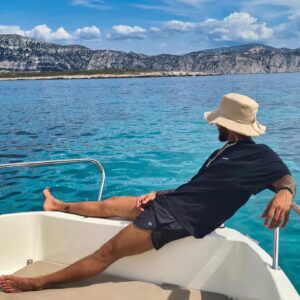Bastien Muñez Instagram - « Le pessimiste se plaint du vent, l’optimiste attend qu’il change de direction, le réaliste ajuste ses voiles »
.
#boat #marseille #sea #adventure #bro