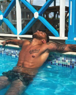 Bastien Muñez Instagram - « Je rendrais toujours la monnaie d’la pièce.. j’paye toujours mes dettes comme un Lannister » 🔥 !!
.
#pool #swimming #chill #sun #holidays