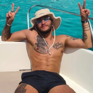 Bastien Muñez Instagram - « Le pessimiste se plaint du vent, l’optimiste attend qu’il change de direction, le réaliste ajuste ses voiles »
.
#boat #marseille #sea #adventure #bro