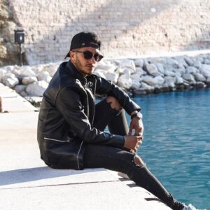Bastien Muñez Instagram - Tu fais semblant de m’aimer, je fais semblant de te croire 😈 ! .
📸 : @valentin.antonucci
.

#FullBlack  #black #clothes #glasses #marseille
