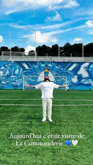 Bastien Muñez Instagram - Aujourd’hui j’ai eu la chance de (re)visiter la Commanderie. 
J’avais déjà pu visiter certains bâtiments, mais pas tous. 
Grâce à @fan4allofficiel et l’ @olympiquedemarseille j’ai pu aujourd’hui voir des lieux quasiment impossible à visiter comme toute la partie entraînement du centre, les vestiaires, la salle de sport etc.. le réel ne dure malheureusement qu’1m30 mais j’espère que ça vous permettra quand même de voir une petite partie de cette superbe matinée. 
Merci encore à @fan4allofficiel , l’ @olympiquedemarseille , @keving_ice , @aurelienpch , et @martin__guyon pour ce moment 🤍💙 !!
