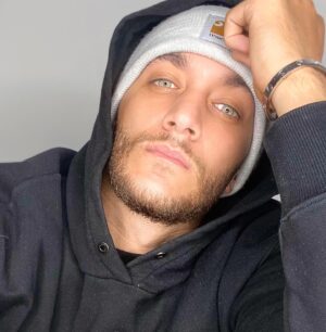Bastien Muñez Instagram - - S E L F I E -
.
Rester sois même dans un monde qui tente constamment de te changer est le plus grand accomplissement 🤞🏽 !
.
#selfie #life #positivevibes #inspiration #thinking