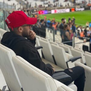 Bastien Muñez Instagram - Toujours bien chez soi à
 l’ @orangevelodrome !
Super événement que ce match caritatif organisé en faveur d’ @unicef_france 💙🤍!
.
#evenement #marseille #unicef #football #love
