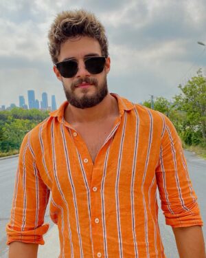 Batuhan Karacakaya Instagram - Rengimiz değişir ama … gömlek değişmez 😊
