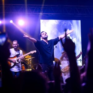 Bayhan Instagram - 28 Ağustos Çınarcık " Otostop Festivali " benim için unutulmaz bir gece. Sevenlerim ile hasrete son verdiğimiz yeni milad...
#interturkey #otostopfestivali 

Fotoğraflar @mustafakalipciogluu