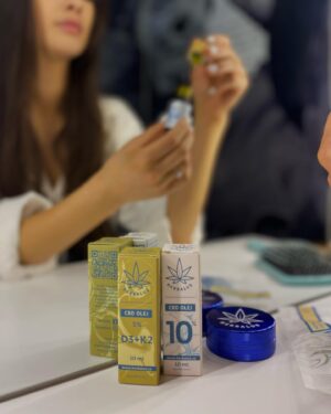 Beáta Hrnčiříková Instagram - Pojďme si dát SOUTĚŽ o to CBD co vám teď tak hrozně cpu všude😂🤪 
3x poukaz na nákup do 1000 kč od @herbalus.cz 
Sleduj můj profil
Sleduj @herbalus.cz 
A do komentáře označ svojeho kemoše nebo kemošku a napiš který produkt by se ti líbil nejvíc
Koukni na ty produkty, mají tam i nějakou kosmetiku pokud si naštval doma ženu třeba🤷🏻‍♀️

https://www.herbalus.cz/

Soutěž platí do neděle 11.4
Čago💋