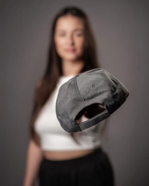 Beáta Hrnčiříková Instagram - 🧢 Novou generaci mírových kšiltovek kupujte na našem e-shopu, nebo v prodejně MírShop v Divadle Mír! ️🛒 Nezapomněli jsme ani na milovníky klasických kšiltovek se zahnutým kšiltem. Naše nové „bejsky“ jsou z kvalitnějších materiálů, mají lepší zpracování, precizněji prošívané logo, a přitom si drží oblíbený minimalistický design odkazující na tradici klasických kšiltovek sportovních týmů. 👇

▶️ eshop.divadlomir.cz ◀️

😍 A pro ty, které Bea natolik uhranula, že si ani nevšimli té kšiltovky na její hlavě, přidáváme i fotky Bertíka (pro ženy to platí opačně). Kšiltovky jsou totiž samozřejmě unisexy, díky nastavitelnému pásku sedí na skoro každé palici i paličce a skvělé ladí s našimi novými mikinami i tričky! ✅

📷 foto: Jan Lipovský / @katas.cz

#divadlomir #mirshop

#merch #merchandising #obleceni #ksiltovka #cepice #baseballcap #leto #cool #styl  #miruju #beatahrncirikova #albertcuba #tritygri #obleceni #eshop #slovensko #cesko #leto #jaro #letnikolekce #novinka #mir