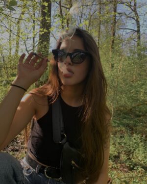 Beáta Hrnčiříková Instagram - Na nějakou dobu zas poslední hezký den😩 beru šišku, muže, pivo do ruky a honem někam ven.

Sleva s kodem BEA10 na @herbalus.cz platí do 22.5 tak běž ještě objednat dokud to jede🌞

Ave CBD!