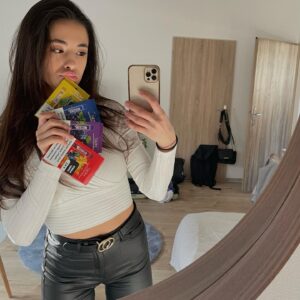 Beáta Hrnčiříková Instagram - Vyser se na cigarety.. smrdí ti vlasy a oblečení😩
Ale toto🤪🤩
@hqdvape_czech
