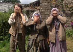 Beatie Edney Instagram - @eleanortomlinson posted it’s been 10 years since the first series of #poldark. So here’s some BTS from that first series with Eleanor, #phildavis #aidanturner @alex___arnold and me. #acting #tvseries #poldark