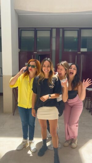 Beatriz Monteiro Instagram - Mais um dia, mais uma trend 😏

Falta menos de uma semana e já não sobram muitos bilhetes! 

A SÍNDROME DA CULPA

🗓️ 29, 30 e 31 de Maio - Teatro Custom Circus, Nirvana Studios - 21h
🎟️ Os bilhetes têm um preço unitário de 18€. As reservas são efetuadas através de asindromedaculpa@gmail.com

ℹ️
SINOPSE
Quatro prisioneiras numa sala por motivos completamente distintos.
Todas têm as suas razões e desculpas para o acontecimento que as deixou naquela situação. Nem todas assumem o erro, algumas por mágoa, outras por incapacidade. O público, presente e atento, descobre que tem a missão de salvar uma das prisioneiras do corredor da morte: a que raptou uma criança, a que traficou órgãos, a que matou uma pessoa inocente, ou a que matou a mãe? É a decisão do público sob pena de serem todas executadas, caso a decisão não seja tomada no tempo proposto pelas regras dadas no início do espetáculo.

FICHA ARTISTICA
Ideia original BEATRIZ MONTEIRO
Com ANA LOPES GOMES, BEATRIZ MONTEIRO, BRUNA LIMA, CAROLINA BURNAY e MATILDE ANJOS
Encenação SOFIA ESPÍRITO SANTO
Dramaturgia MARIA QUINTANS
Imagem FILIPA ALTURAS
Apoio KIKO MILANO

O espetáculo tem a duração de aproximadamente 70 minutos, sem intervalo.