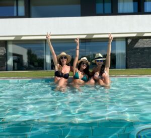 Beatriz Zamorano Instagram - V E R A N O  Ya estamos listas!! 😎 @helenlindesgrif @amparo_gf #summer #verano #friends #amigas #planazo