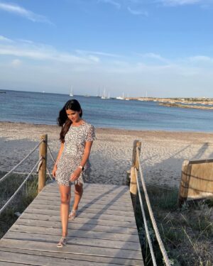 Beatriz Zamorano Instagram - Paseos de (pre)verano ☀️ #sol #playa #mar #baleares #Formentera #familia

(👗@arggido)