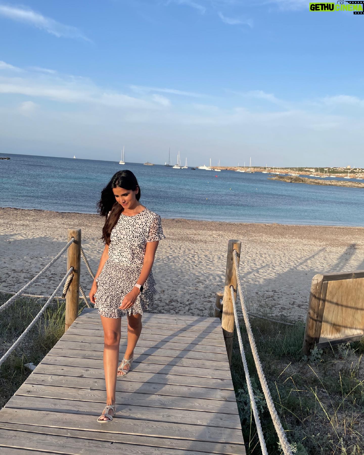 Beatriz Zamorano - 1K Likes - Paseos de (pre)verano ☀️ #sol #playa #mar #baleares #Formentera #familia
(👗@arggido)