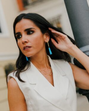 Beatriz Zamorano Instagram - ARCHI. Así se llama lo último de @vilamoresjoyas. Una colección preciosa y llena de piezas únicas 

Dice su creadora, la gran @lauravilamor que las mujeres que llevan Vilamores son únicas, especiales y distinguidas así que ya sabéis… nos lo pone fácil 

📸 @inesgarp 

#vilamoresjoyas #Archi
