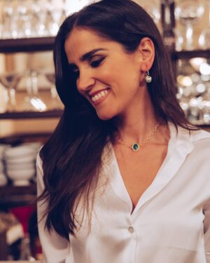 Beatriz Zamorano Instagram - Pues sí, @lauravilamor lo ha vuelto a hacer. Se ha currado una colección de @vilamoresjoyas para estas navidades preciosa y llena de posibilidades. 

Amiga, vales oro. 

📸 @inesgarp