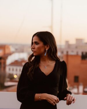 Beatriz Zamorano Instagram - La nueva colección de @vilamoresjoyas tiene auténticas preciosidades 

Si no tenéis la carta hecha, estáis a tiempo de pediros alguna de sus cositas 🎅🏻👑👑👑

(Estos pendientes, Jules, son de mis favoritos)

Gracias querida @lauravilamor 

📸 @inesgarp