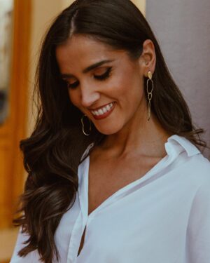 Beatriz Zamorano Instagram - Esto es solo un aperitivo de la nueva colección de @vilamoresjoyas 

Se llama Wall Street y lo tenéis todo en su página 

(Los pendientes de la foto son 😍) 

Las fotazas en la bolsa son obra de @inesgarp