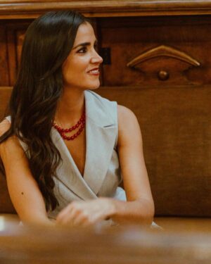 Beatriz Zamorano Instagram - Esto es solo un aperitivo de la nueva colección de @vilamoresjoyas 

Se llama Wall Street y lo tenéis todo en su página 

(Los pendientes de la foto son 😍) 

Las fotazas en la bolsa son obra de @inesgarp