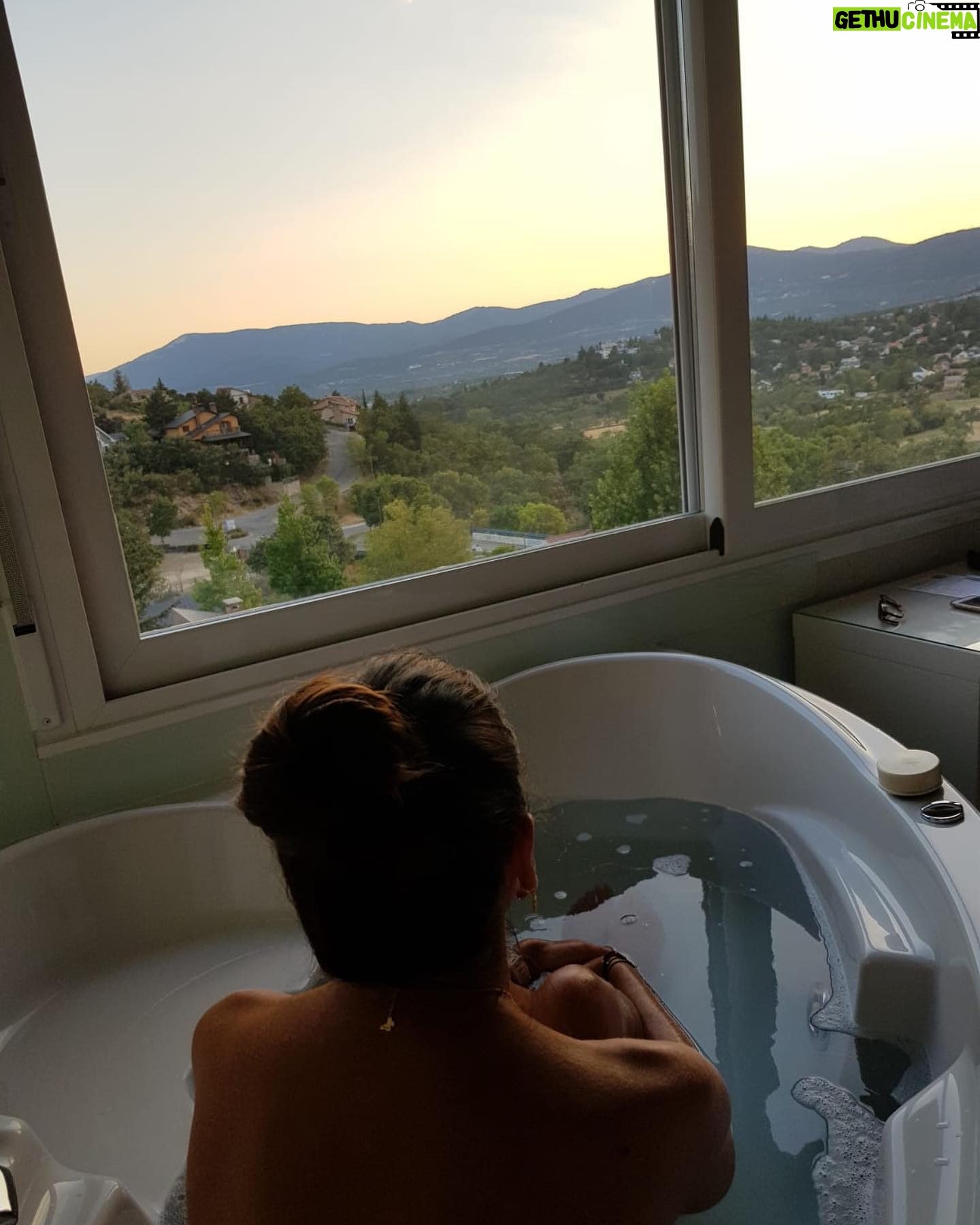 Beatriz Zamorano - 1K Likes - Un baño con vistas 🍃 #septiembre #relax #finde #baño #vistas #montaña #sinfiltros