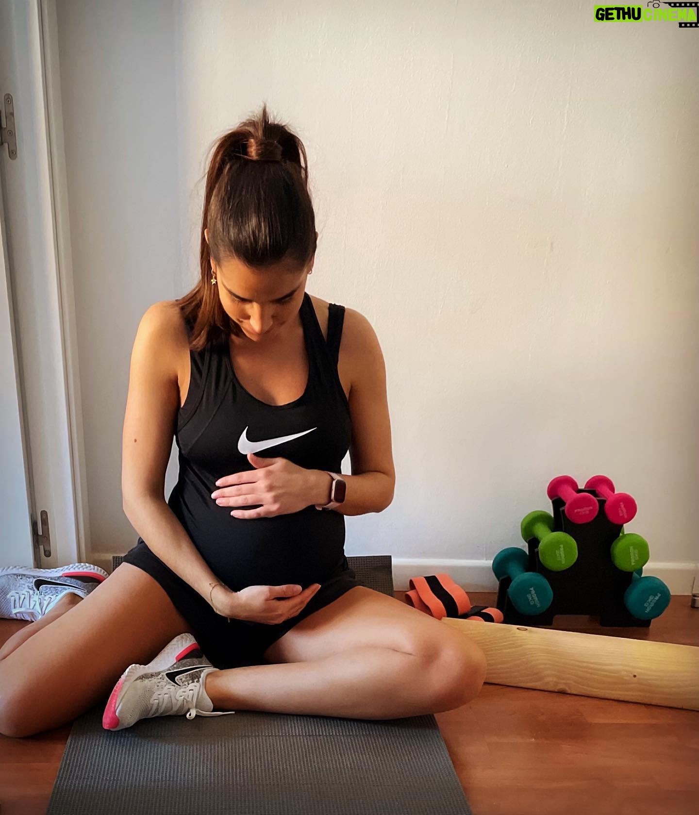 Beatriz Zamorano - 1.7K Likes - El deporte siempre ha estado en mi vida desde que tengo uso de razón y durante el embarazo querĆa que siguiera siendo asĆ, porque lo disfruto y porque sĆ© que durante esta etapa tambiĆ©n aporta muchĆsimos beneficios.
Por suerte, yo he tenido un embarazo que me lo ha permitido pero SIEMPRE CONTROLADO, por mi ginecólogo, por mi entrenador @charlie_ptfitness y por mi fisio @activatusuelopelvico. A todos GRACIAS por cuidarnos tanto (no sĆ© quĆ© habrĆamos hecho sin vuestra ayuda).
Recta final šŖš½
#deporte #embarazosaludable #rectafinal #tercertrimestre #36semanas #salud
