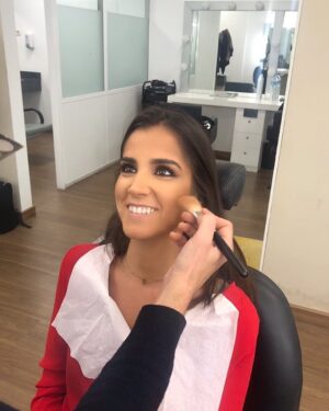 Beatriz Zamorano Instagram - Parte de la rutina mañanera 👩🏽‍🎨👨🏽‍🎨#maquipelu #trabajo #AlRojoVivo #laSexta #televisión #maquillaje