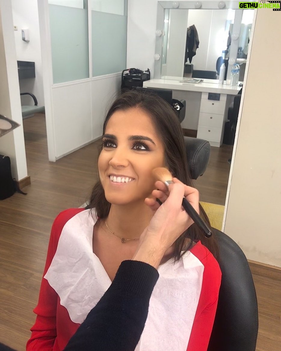 Beatriz Zamorano - 845 Likes - Parte de la rutina mañanera 👩🏽🎨👨🏽🎨#maquipelu #trabajo #AlRojoVivo #laSexta #televisión #maquillaje