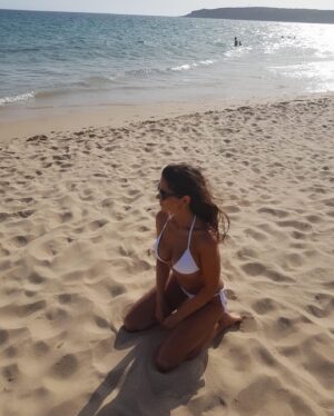 Beatriz Zamorano Instagram - Me estoy tomando en serio lo de DESCONECTAR (aunque esté publicando esta foto ahora mismo 
🙄) #vacaciones #cargandopilas #verano #descanso #playa #mar #agosto