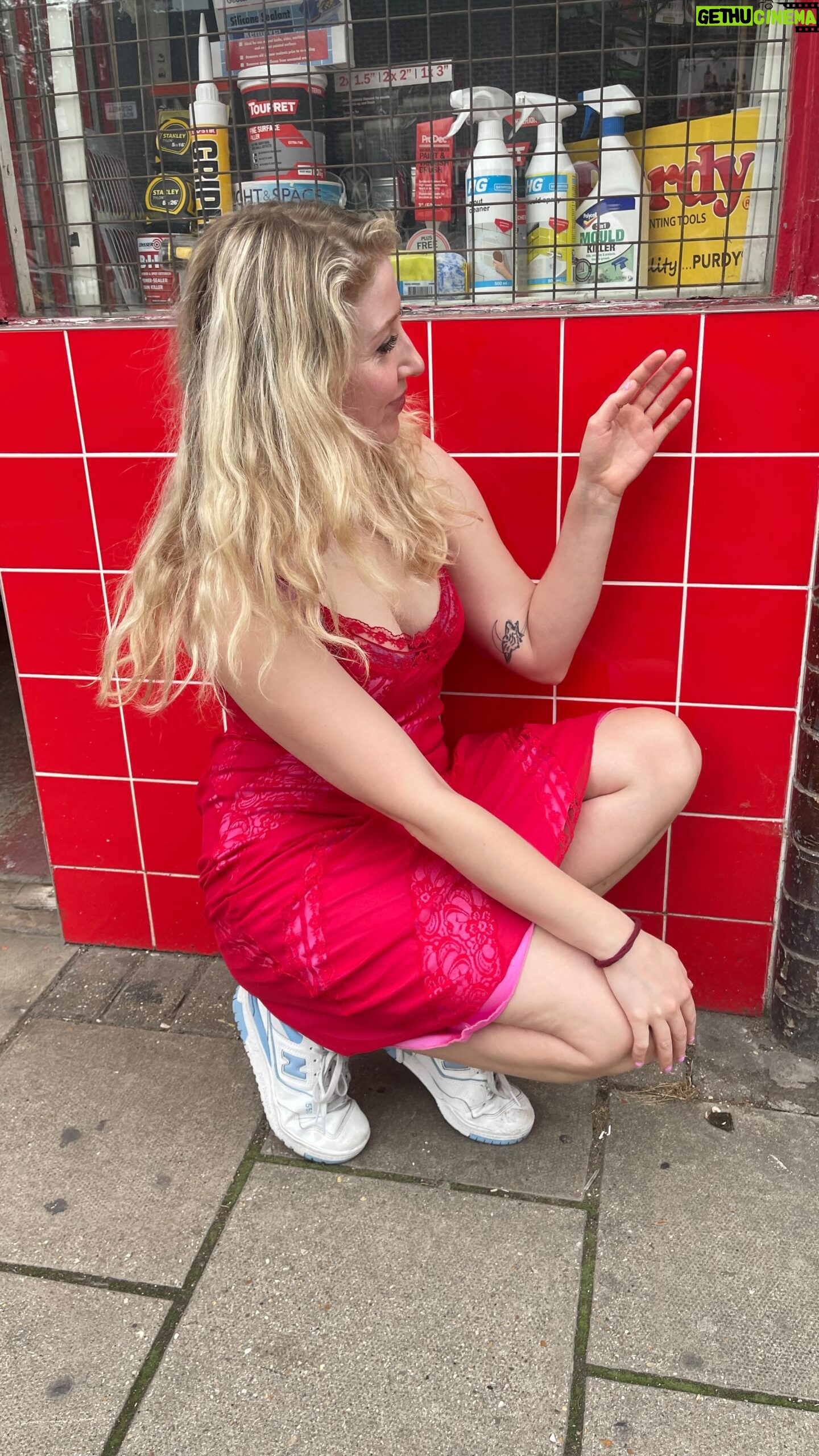 Bebe Cave - 2.5K Likes - become a patron to hear our top tips on how to find a good wall and more importantly how to know when it’s a GOOD wall 💓 patreon.com/cavesisters 💖