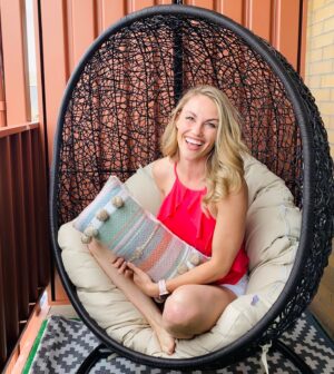 Becky Durst Instagram - My egg chair arrived! 🤗🥚After my 2020 trips were cancelled, I used to money to deck out my balcony.
#nesting